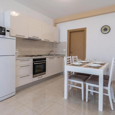 1 Bedroom Amazing Apartment In Komarna Клек Экстерьер фото