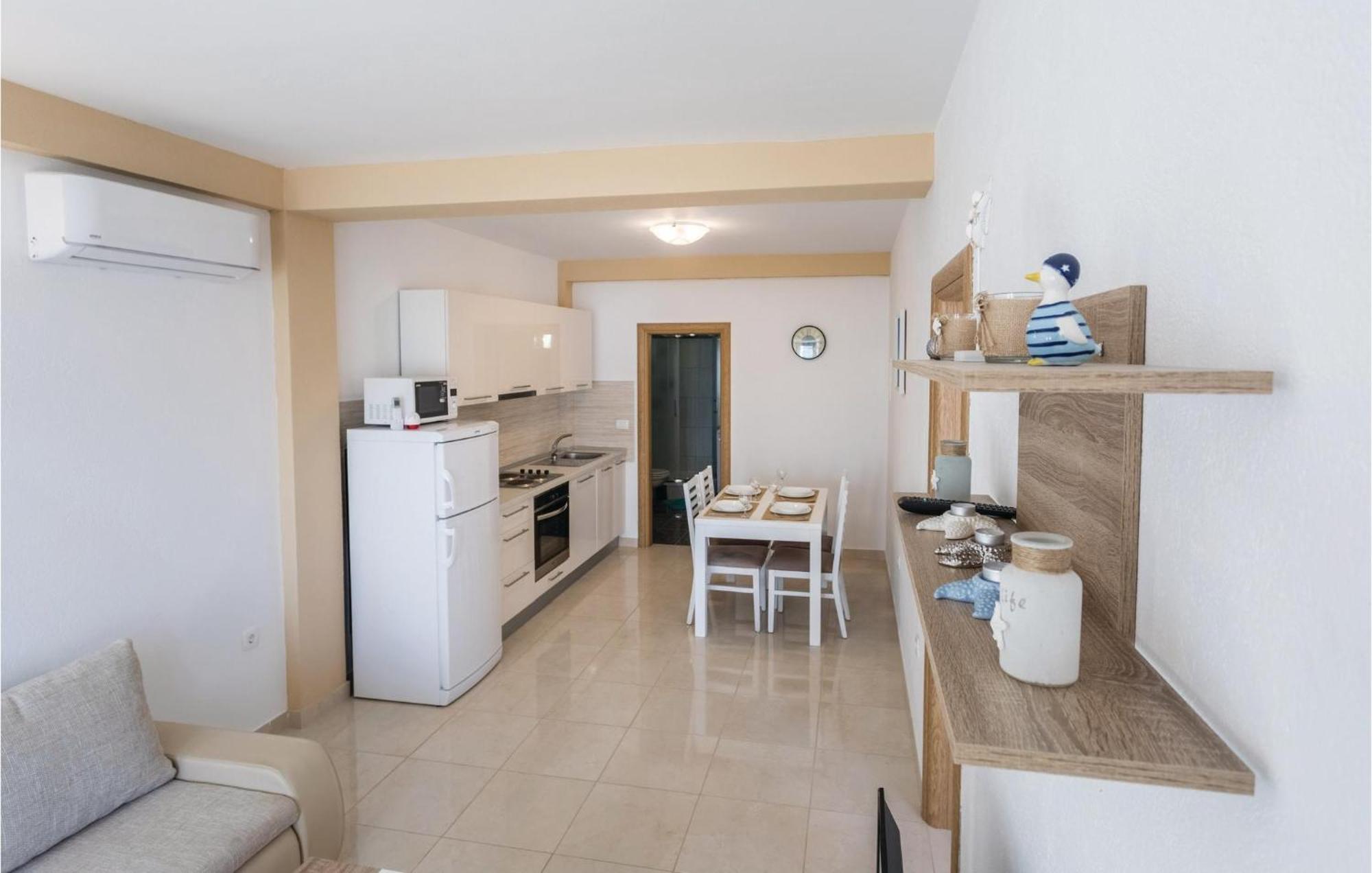 1 Bedroom Amazing Apartment In Komarna Клек Экстерьер фото