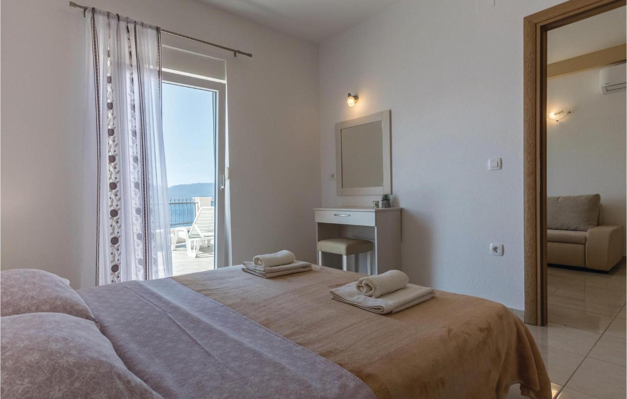 1 Bedroom Amazing Apartment In Komarna Клек Экстерьер фото