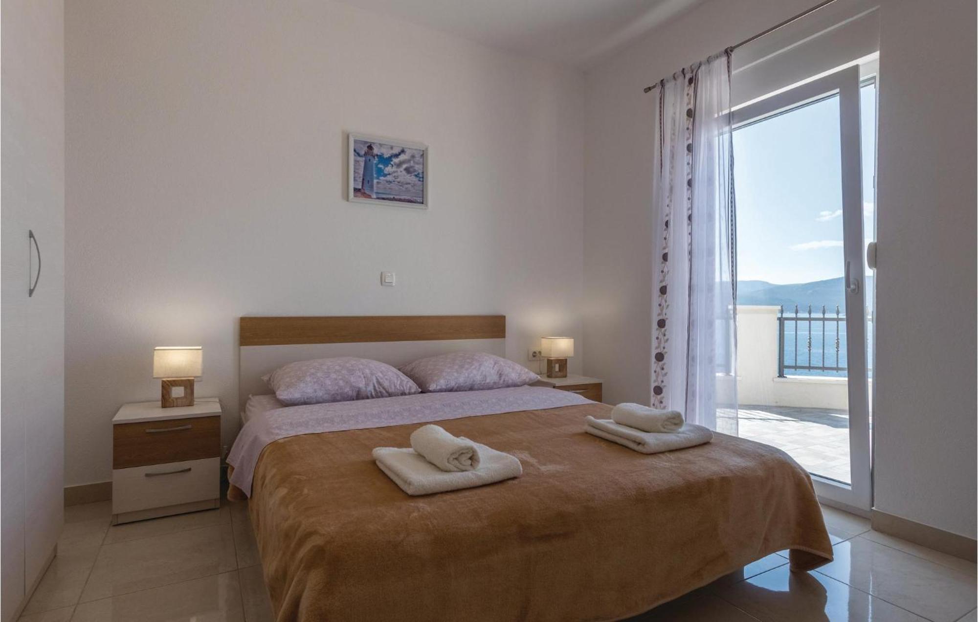 1 Bedroom Amazing Apartment In Komarna Клек Экстерьер фото