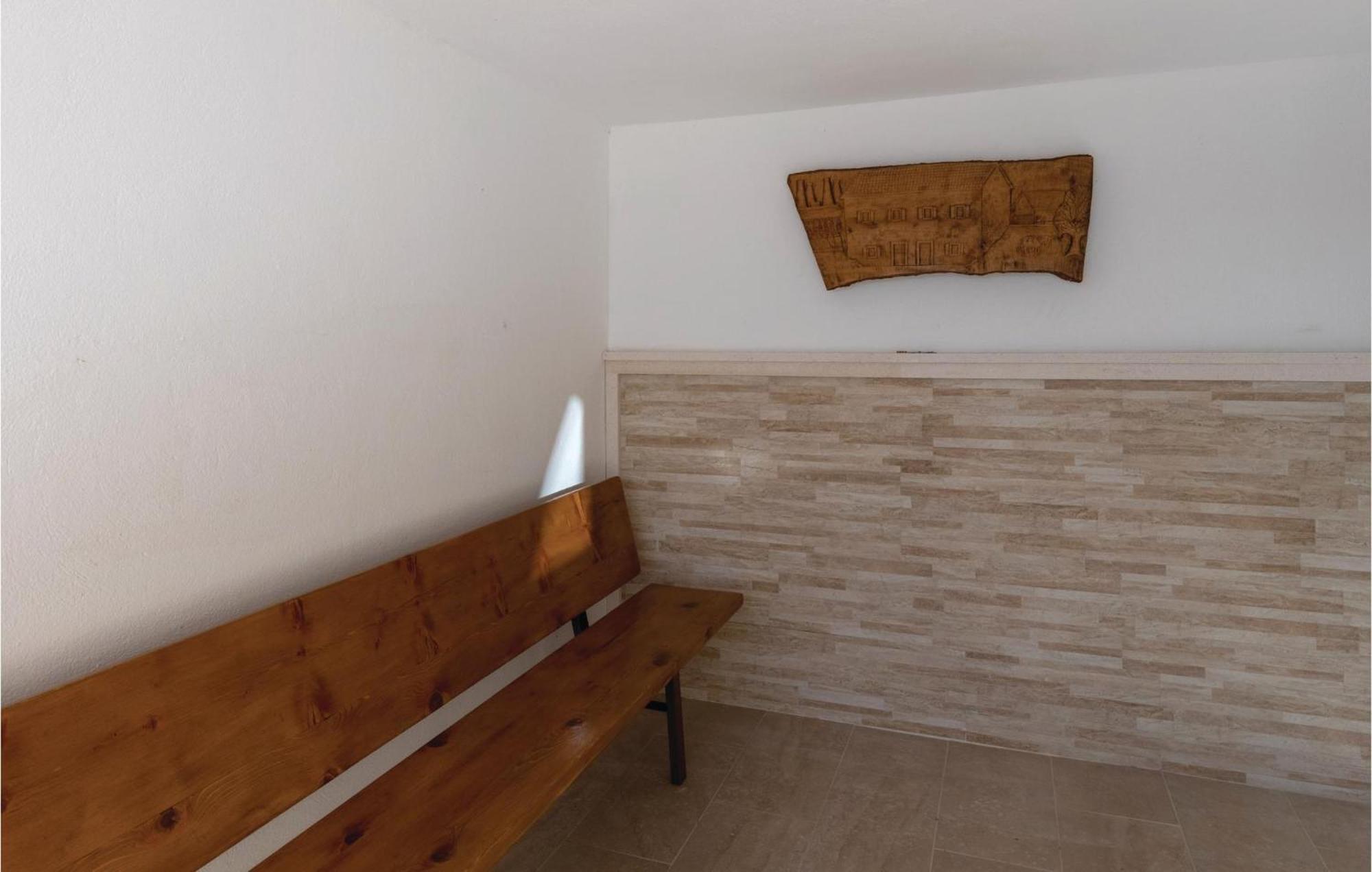 1 Bedroom Amazing Apartment In Komarna Клек Экстерьер фото