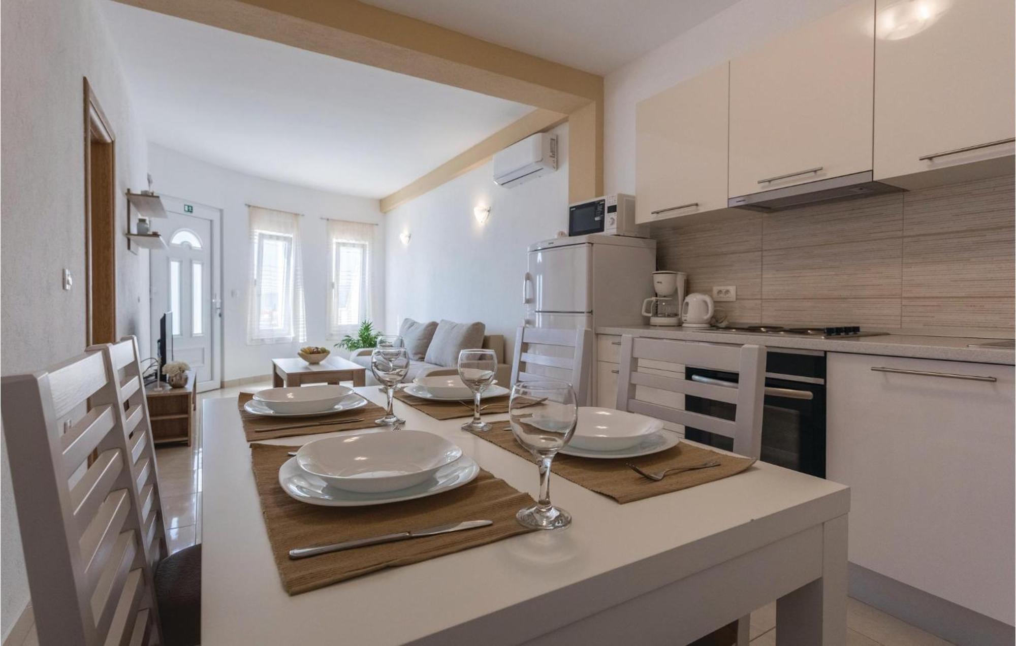 1 Bedroom Amazing Apartment In Komarna Клек Экстерьер фото