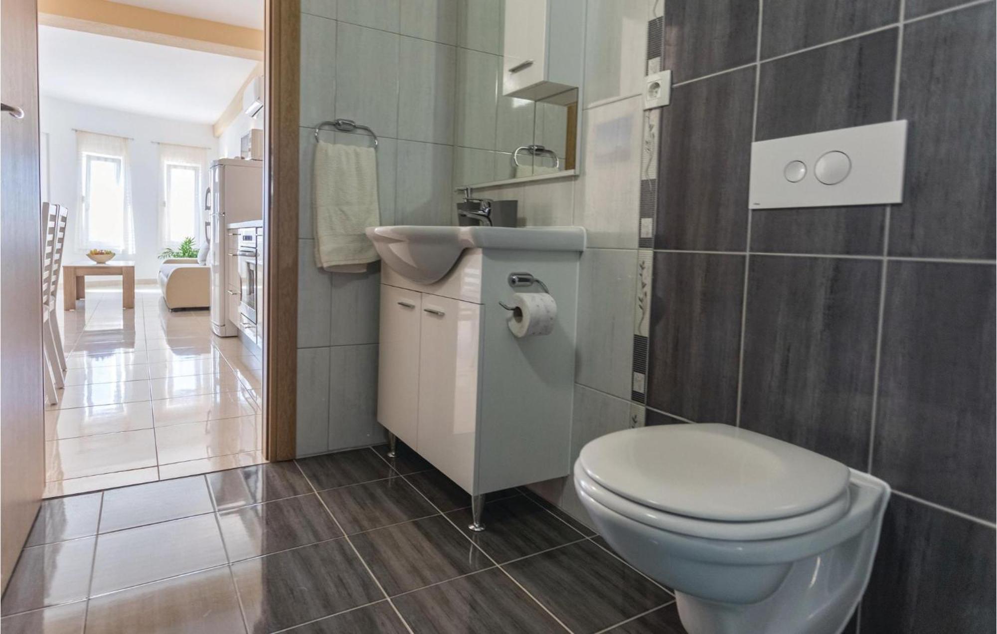 1 Bedroom Amazing Apartment In Komarna Клек Экстерьер фото