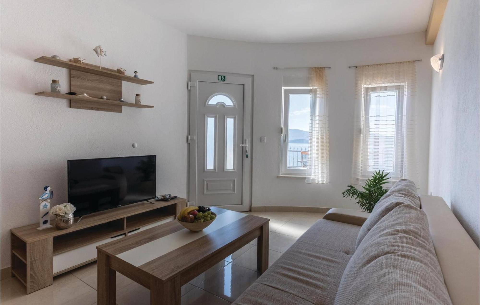 1 Bedroom Amazing Apartment In Komarna Клек Экстерьер фото