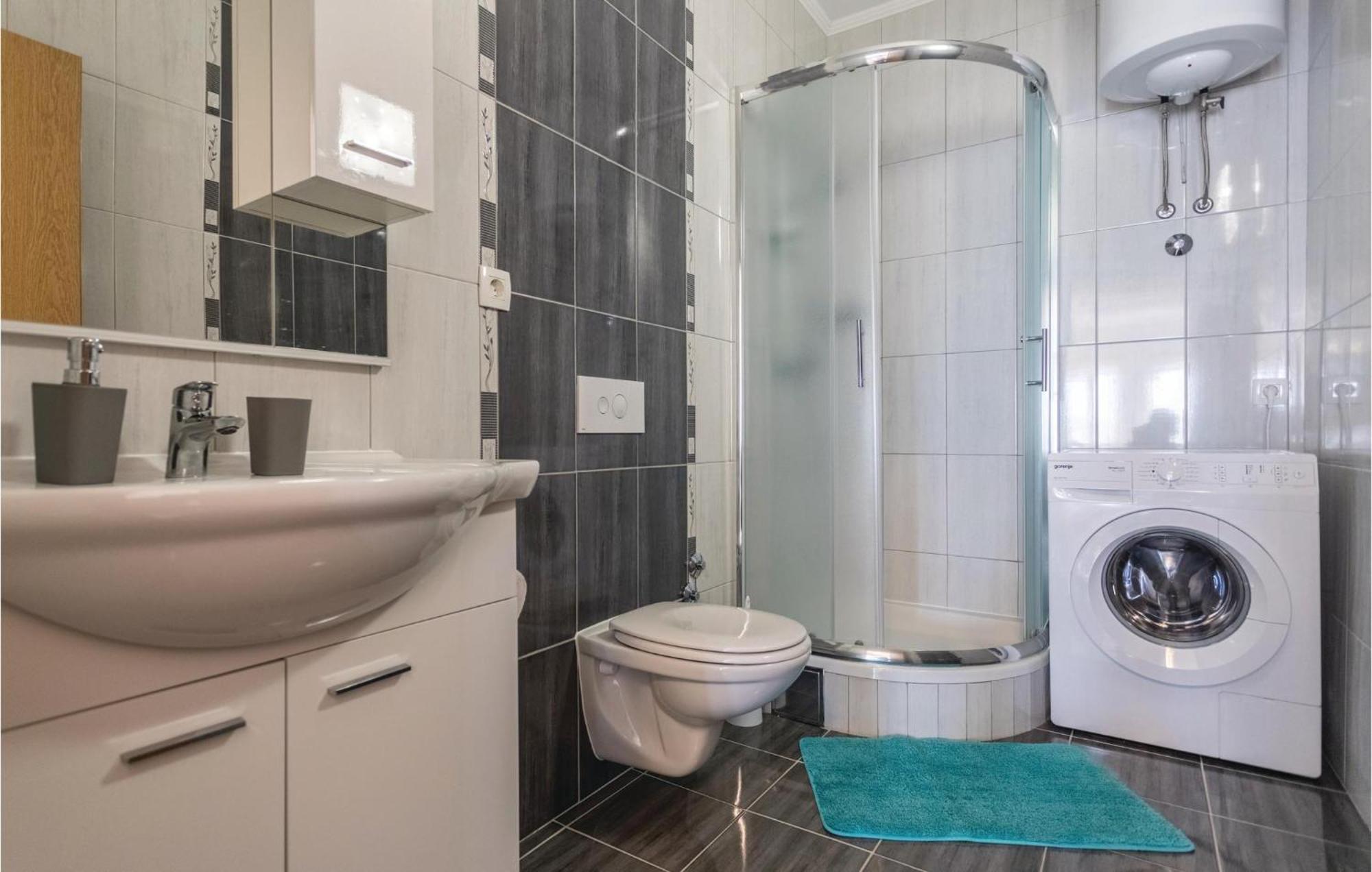1 Bedroom Amazing Apartment In Komarna Клек Экстерьер фото